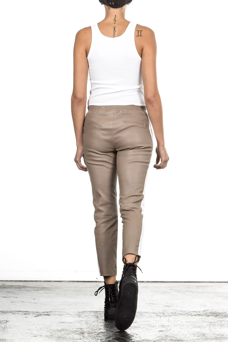 NOVE Damen Lammnappa Lederleggings mit weißem Streifen camel