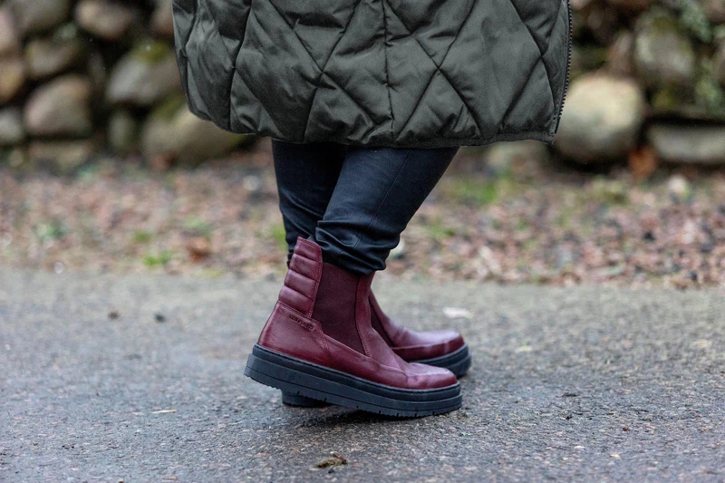 Larina Chelsea boots — Red