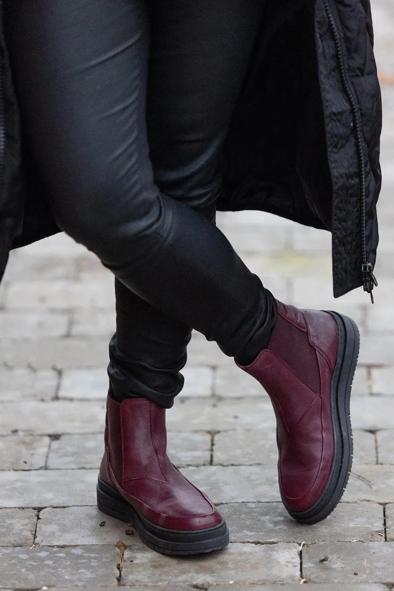 Larina Chelsea boots — Red