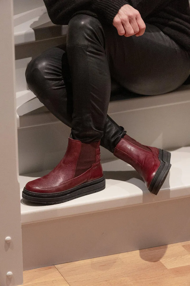 Larina Chelsea boots — Red