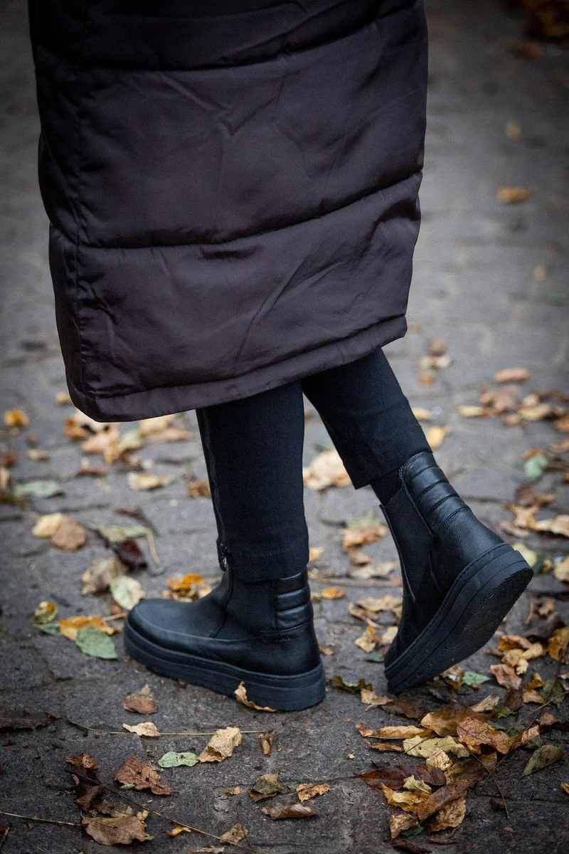 Larina Chelsea boots — Black