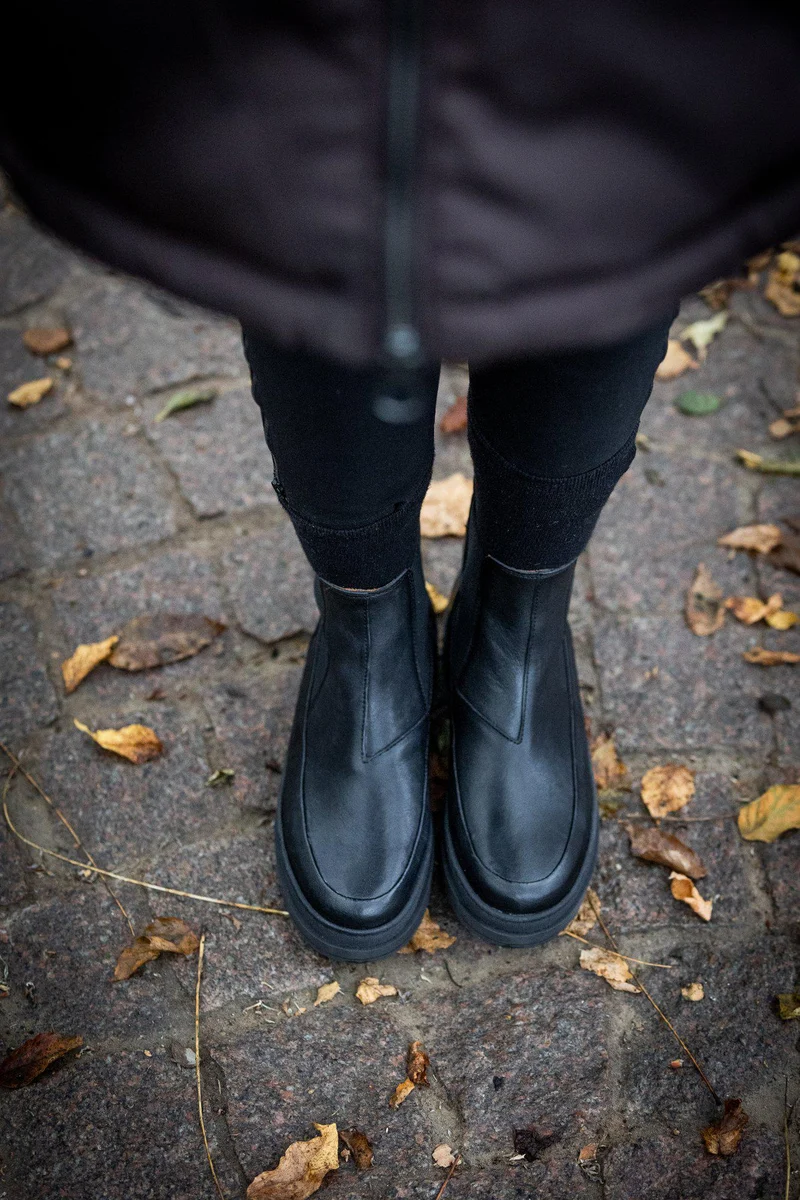 Larina Chelsea boots — Black