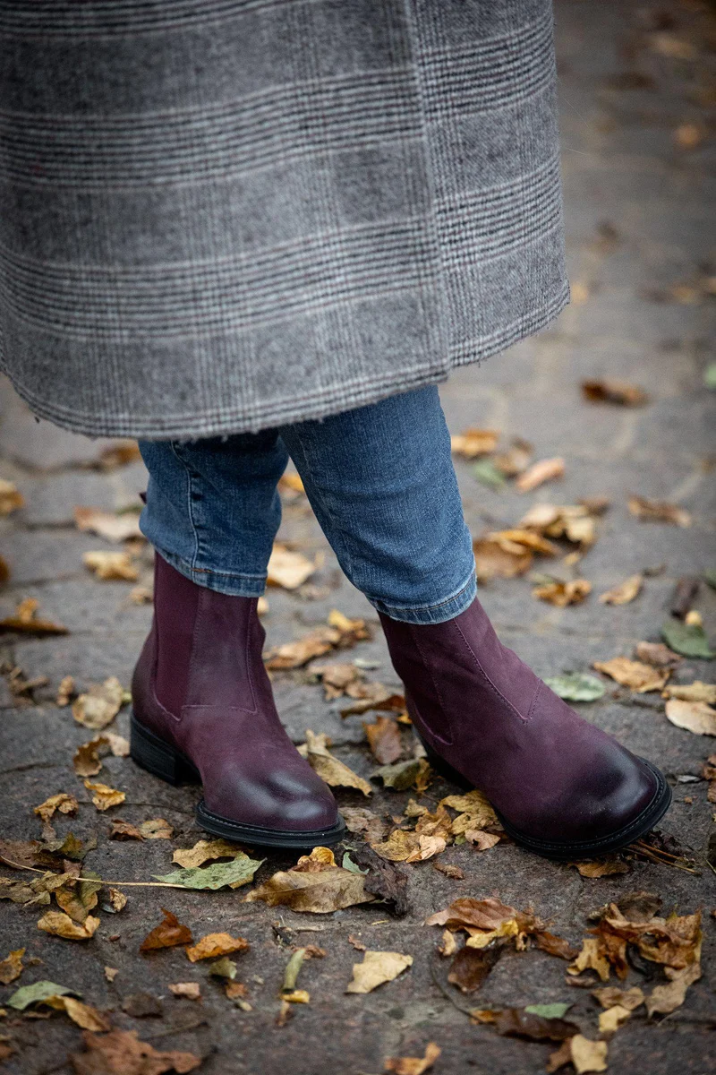 Pandora Chelsea boots — Wine