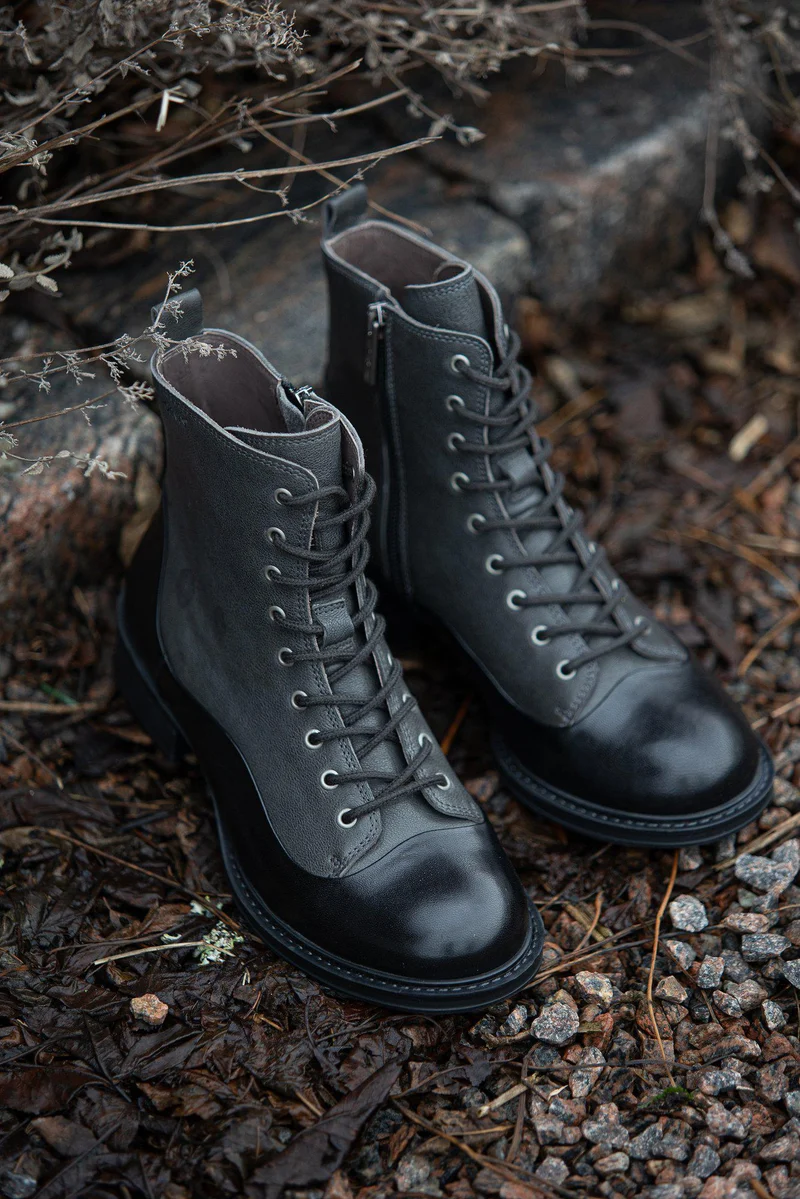 Pandora Laced boots — Grey