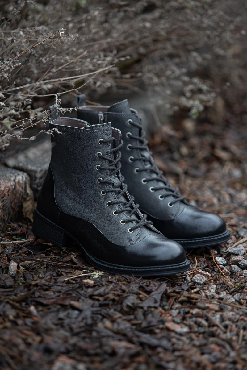 Pandora Laced boots — Grey