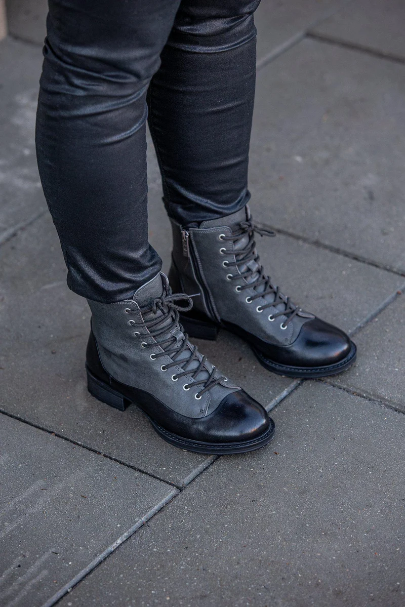 Pandora Laced boots — Grey