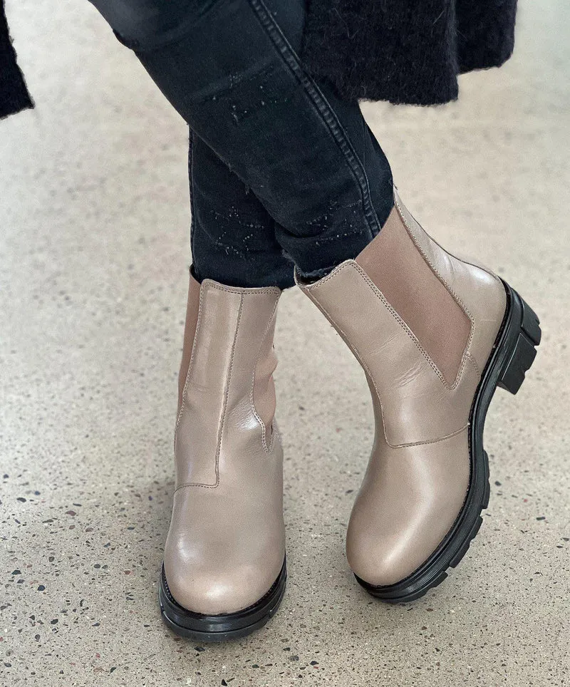 Cecilia Chelsea boots — Taupe
