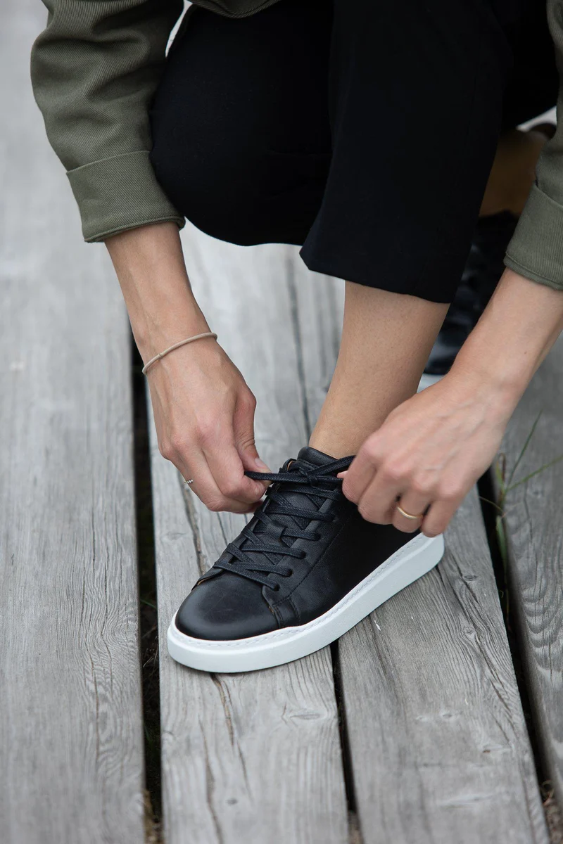 Isolde Outlet — Black
