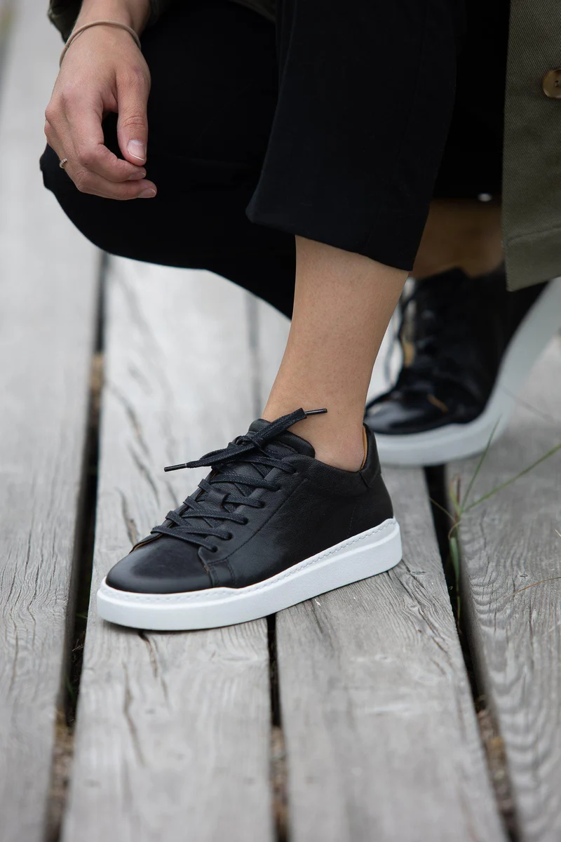 Isolde Outlet — Black