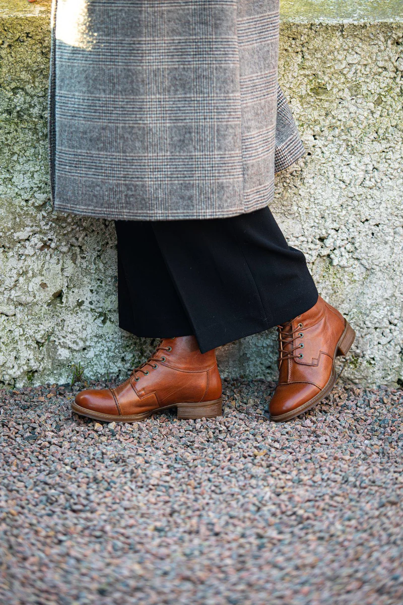 Pandora Laced boots — Cognac