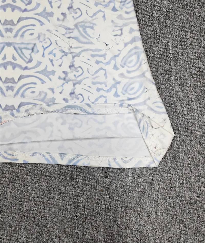 Lorvessa Midikleid mit Allover-Muster und V-Ausschnitt – plissiertes Kleid mit halben Ärmeln