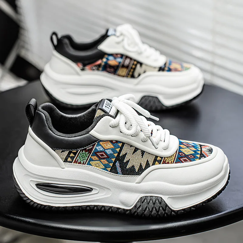 Zanvero Sneaker mit Schnürung und profilierter Gummisohle – Freizeitschuh mit gestickten Details