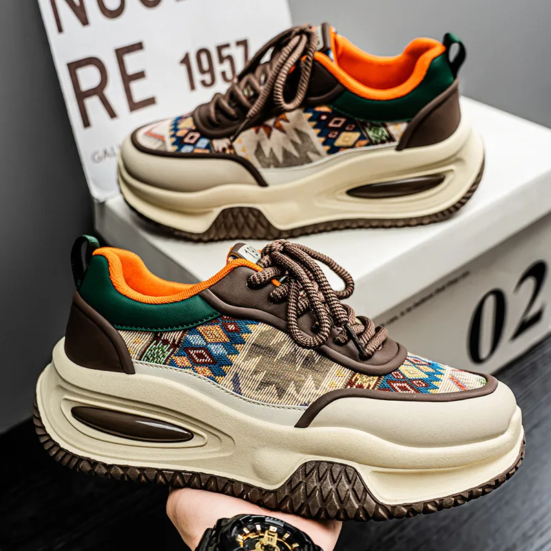 Zanvero Sneaker mit Schnürung und profilierter Gummisohle – Freizeitschuh mit gestickten Details
