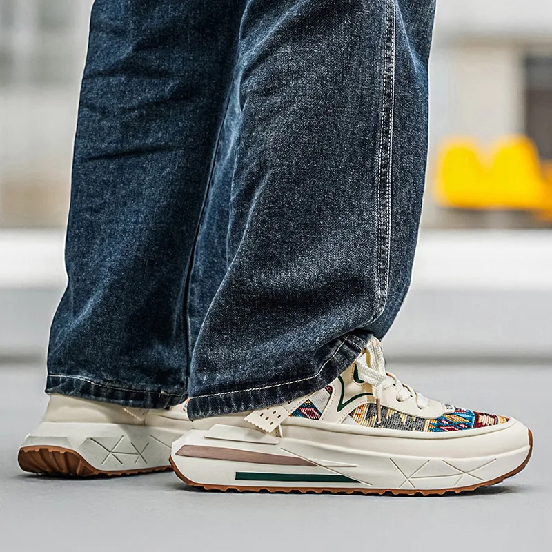 Neravio Sneaker mit Schnürung und profilierter Gummisohle