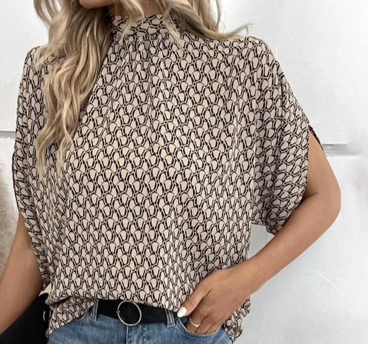 Rivella Bluse mit Retro Muster und kurzen Ärmeln in figurbetonter Passform