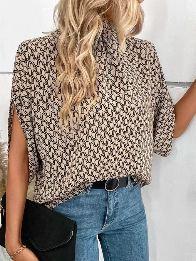 Rivella Bluse mit Retro Muster und kurzen Ärmeln in figurbetonter Passform