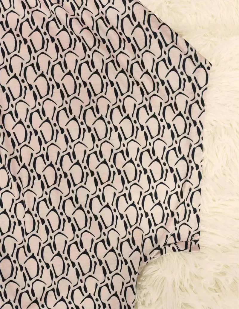Rivella Bluse mit Retro Muster und kurzen Ärmeln in figurbetonter Passform