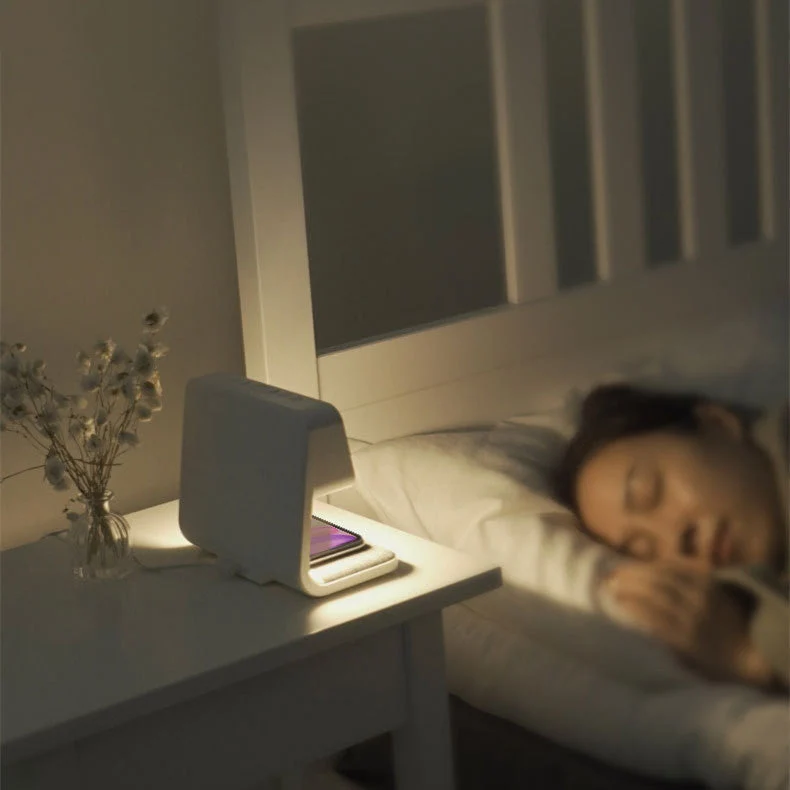 3-in-1 Nachttischlampe mit LED-Licht, kabelloser Ladestation und Wecker