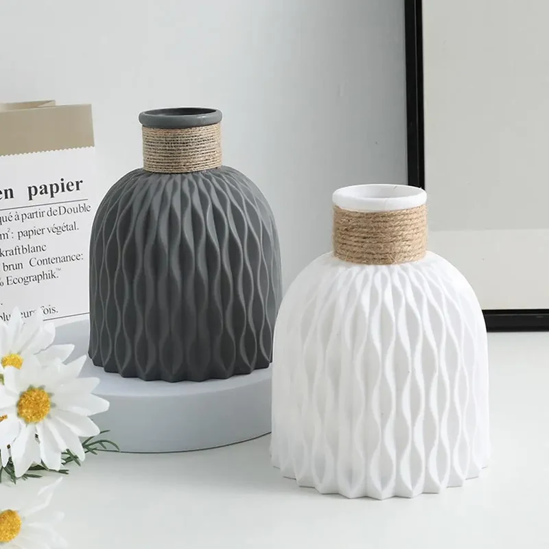 PineaForm Dekovase aus Kunststoff – Kompakte Vase für Blumen und Dekoration
