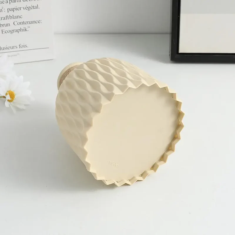 PineaForm Dekovase aus Kunststoff – Kompakte Vase für Blumen und Dekoration