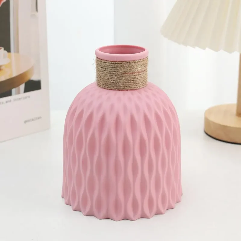 PineaForm Dekovase aus Kunststoff – Kompakte Vase für Blumen und Dekoration