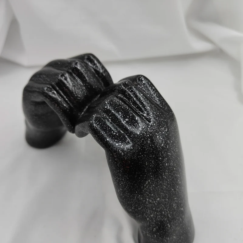 Herzförmige Handskulptur aus Kunstharz