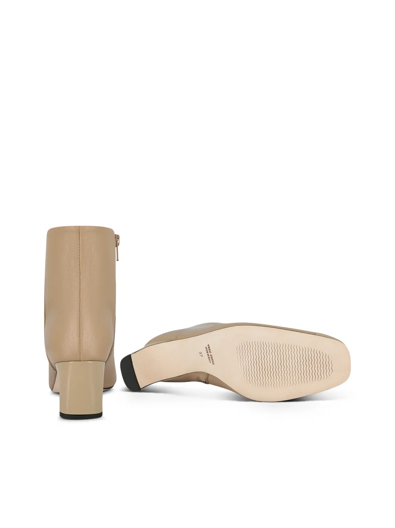 LAVAL NUDE