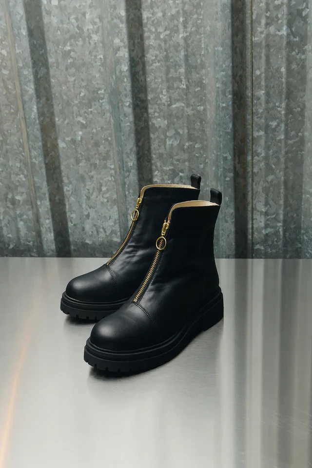 JUTELAUNE Lorna Black Zip Boots