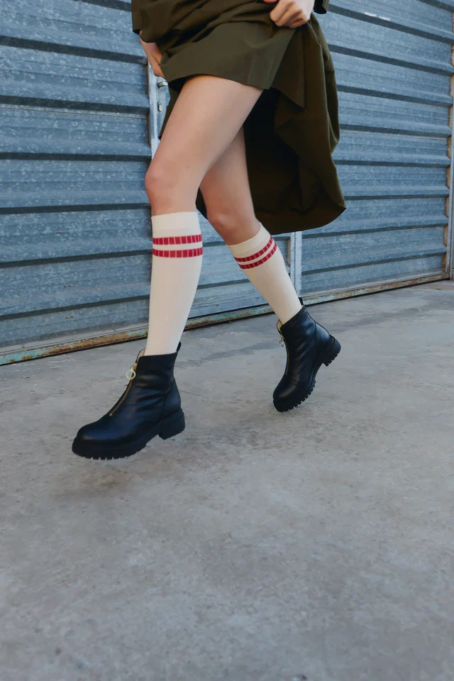 JUTELAUNE Lorna Black Zip Boots