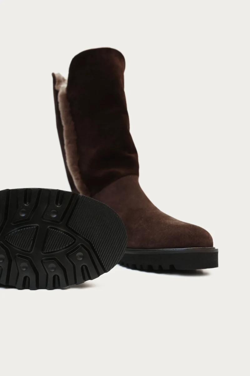 Alma Dunkelbraun Veloursleder mit Lammfell