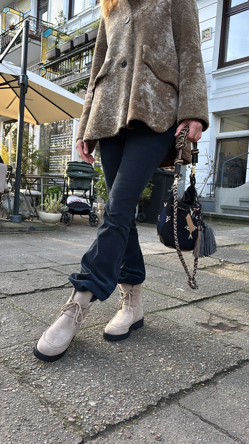 Berta Taupe Veloursleder mit Lammfell