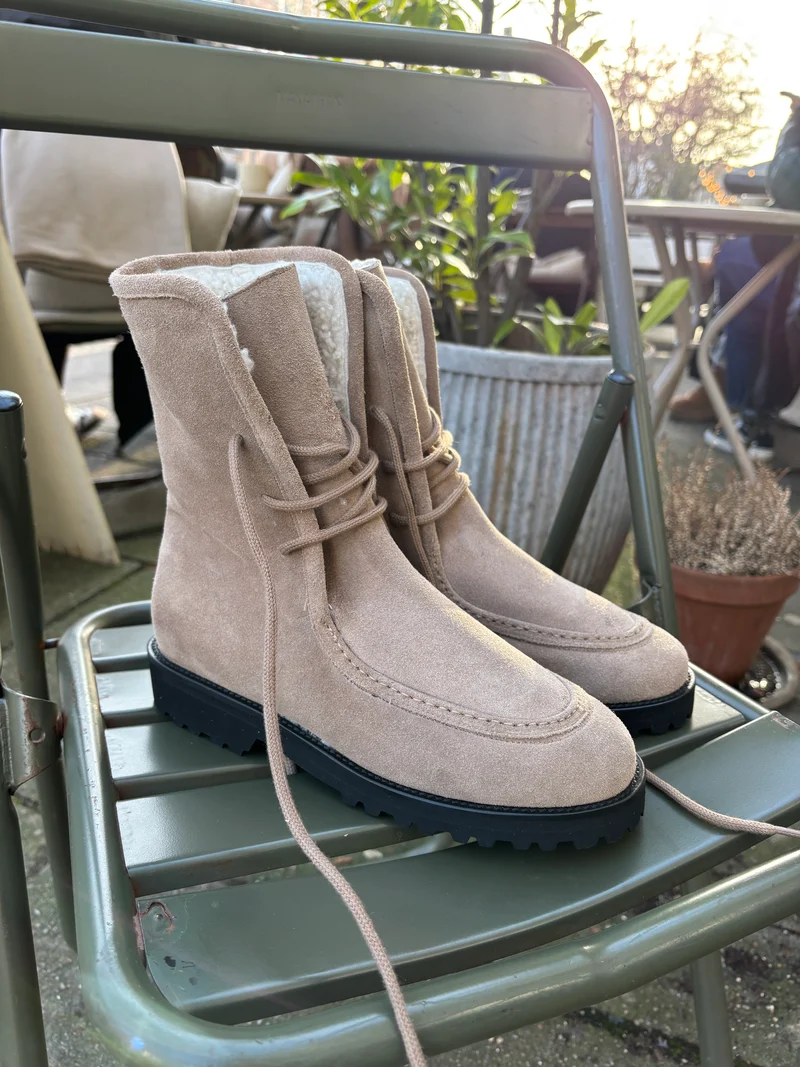 Berta Taupe Veloursleder mit Lammfell