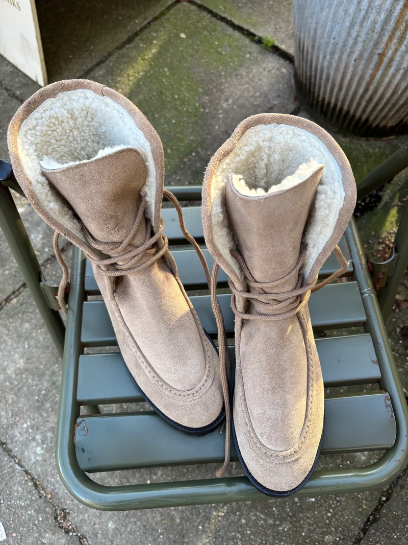 Berta Taupe Veloursleder mit Lammfell