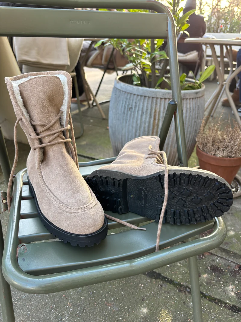 Berta Taupe Veloursleder mit Lammfell