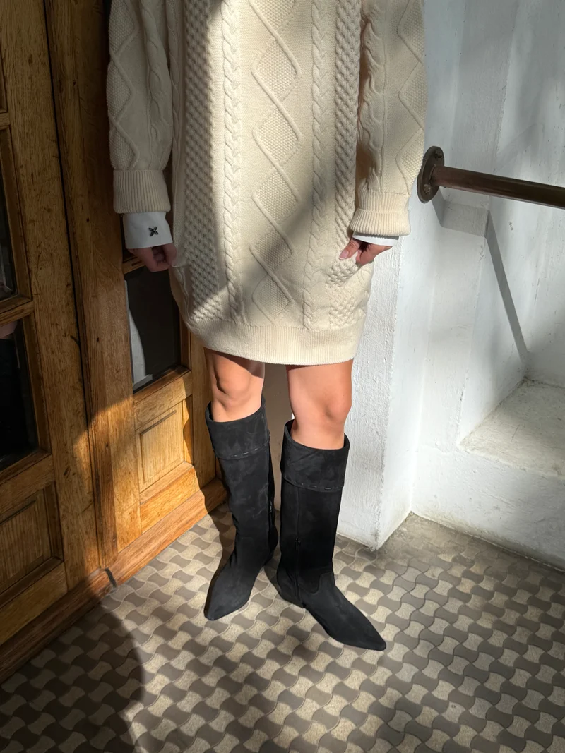 Luca Schwarz Wildleder
