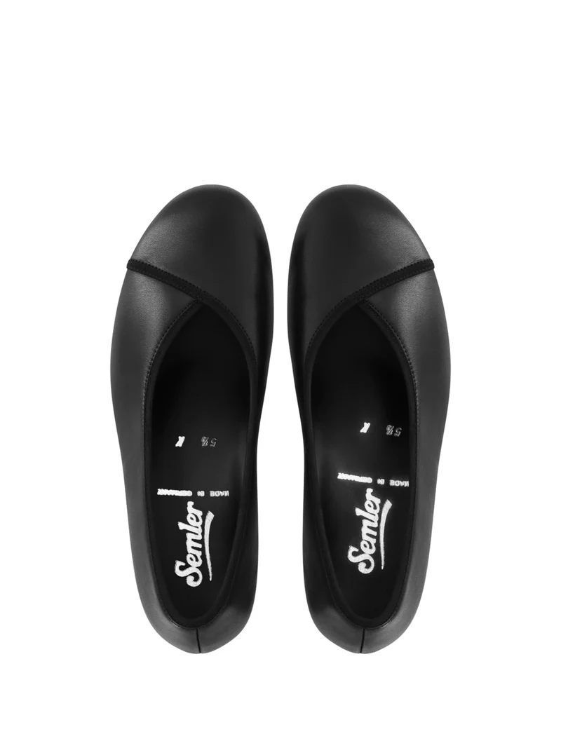 STATELY BLACK LEA
