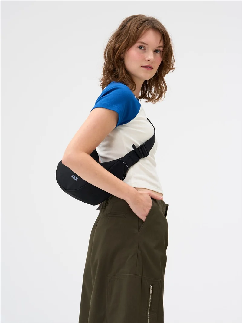 AEVOR Sling Bag Small Black