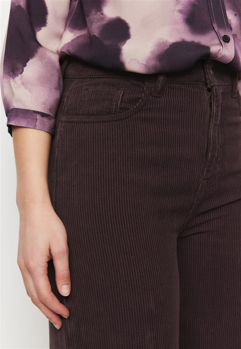 RECOLUTION Erica Corduroy dark grape