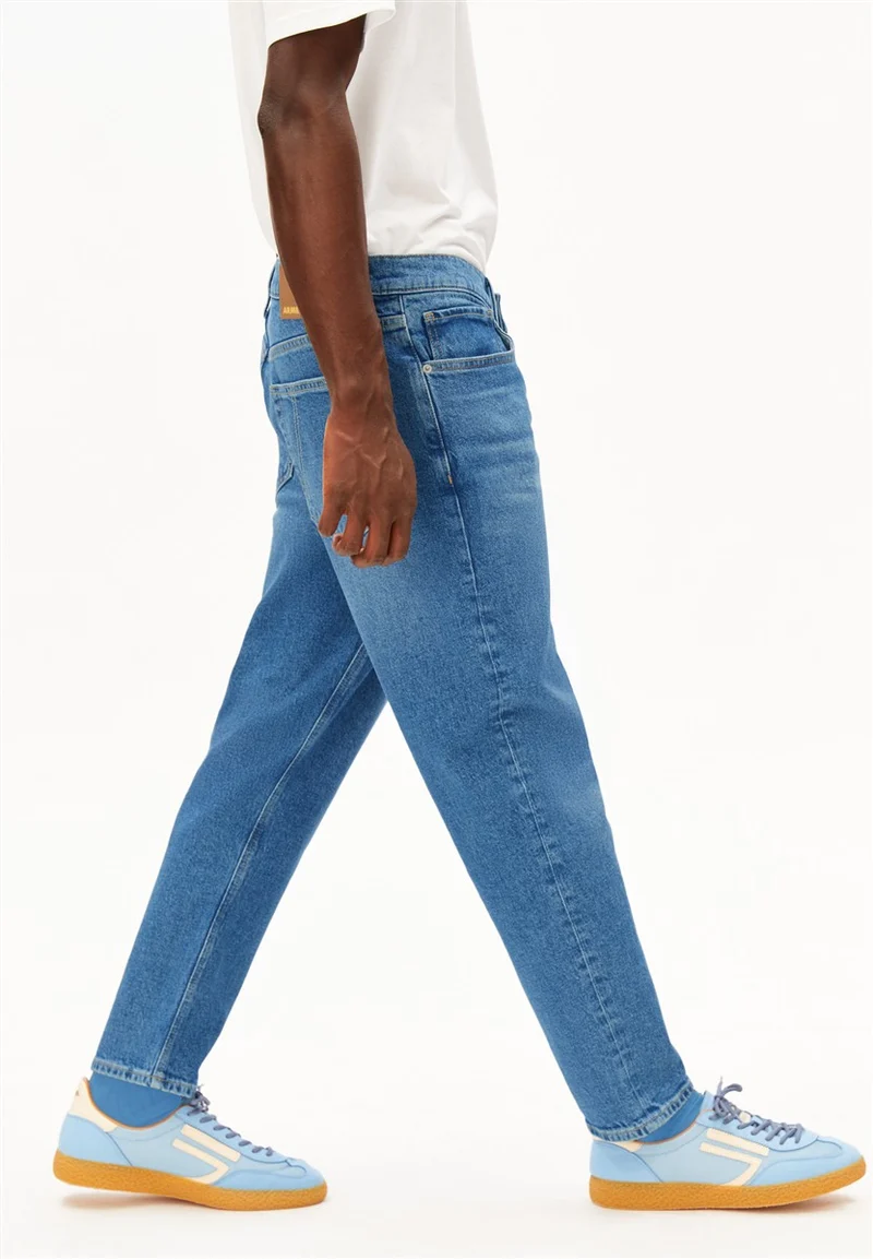 ARMEDANGELS Maakx Relaxed Tapered Jeans orkla