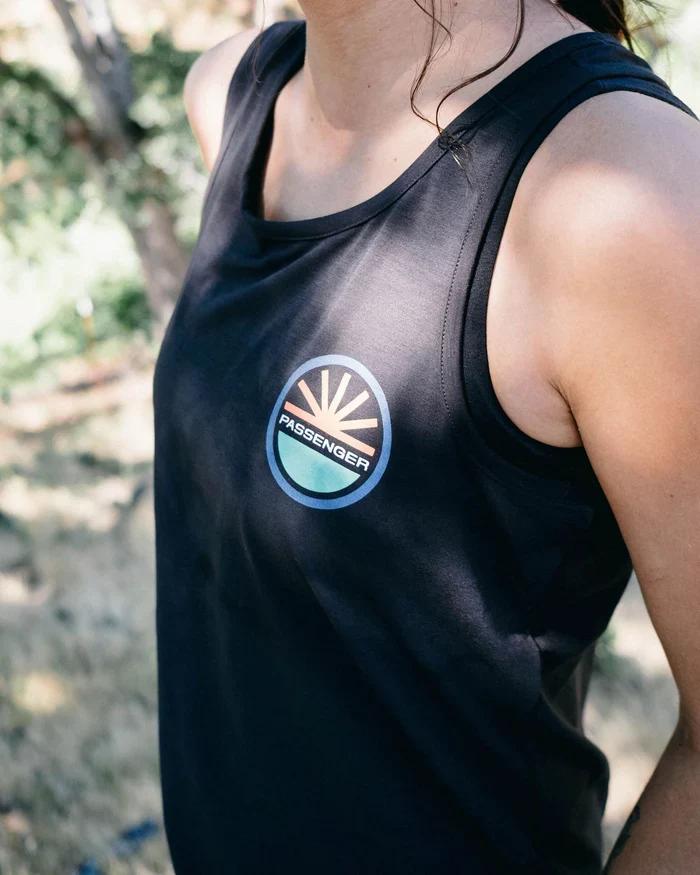 PASSENGER Chase The Light Active Top black